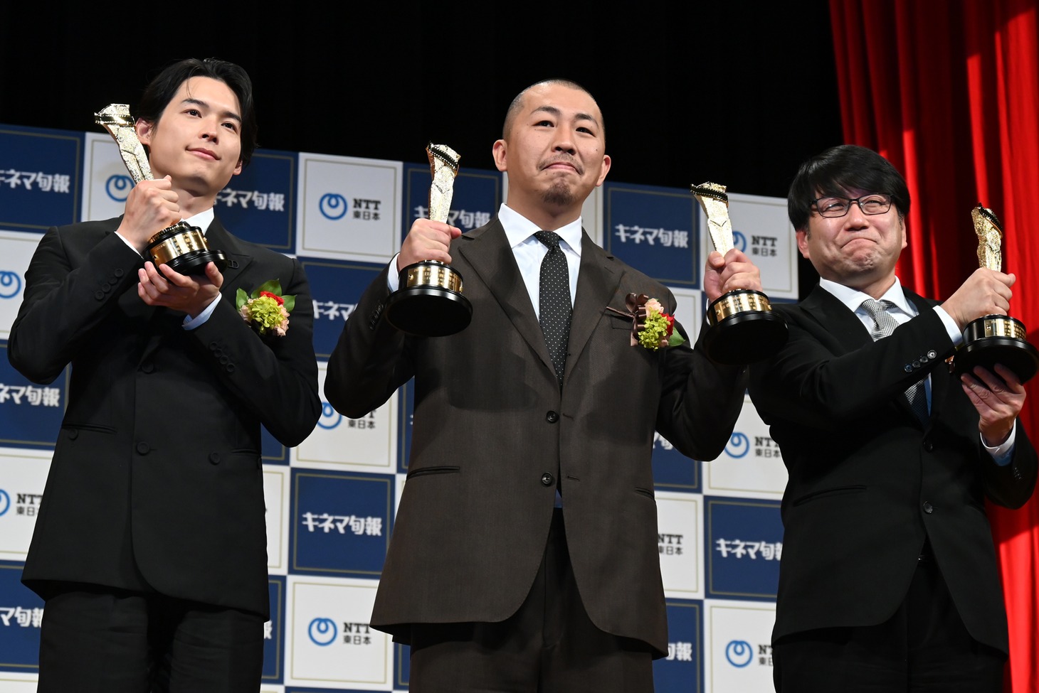 左から「夜明けのすべて」主演の松村北斗、監督の三宅唱、企画・プロデュースを手がけた井上竜太