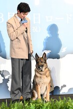 高橋文哉（左）とさくら（右）