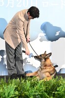 さくらにインタビューする高橋文哉