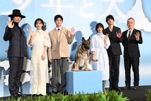 「映画 少年と犬」完成披露試写会の様子。左から斎藤工、伊原六花、高橋文哉、さくら、西野七瀬、伊藤健太郎、瀬々敬久