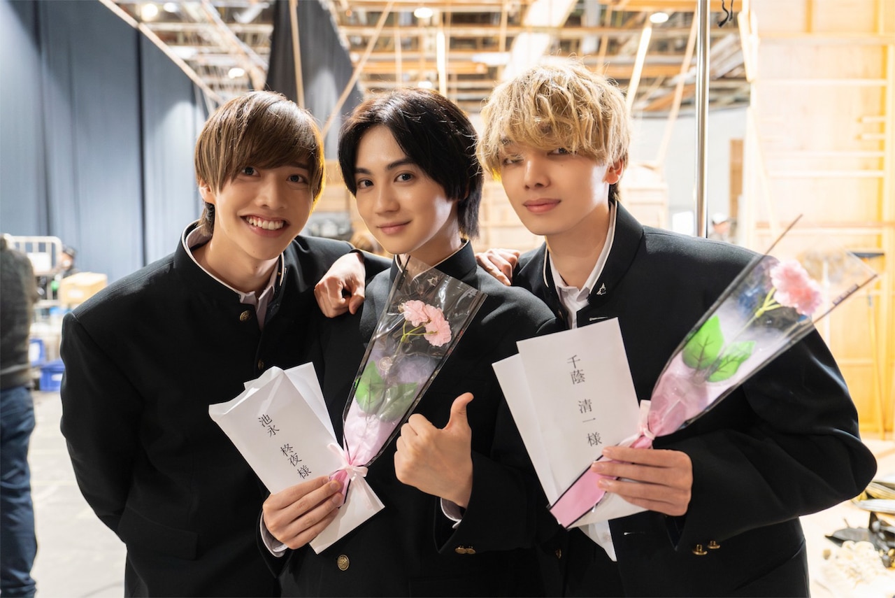 「遺書、公開。」撮影外ではみんな笑顔、吉野北人・宮世琉弥・松井奏の3ショット到着