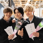 「遺書、公開。」撮影外ではみんな笑顔、吉野北人・宮世琉弥・松井奏の3ショット到着