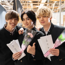 「遺書、公開。」撮影外ではみんな笑顔、吉野北人・宮世琉弥・松井奏の3ショット到着