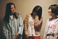 「片思い世界」メイキング写真より、左から清原果耶、広瀬すず、杉咲花