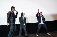 藤林泰也（左）から架空のベルトを渡され「変身！」とポーズを決める山口恭平（右）