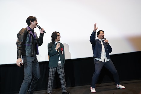 藤林泰也（左）から架空のベルトを渡され「変身！」とポーズを決める山口恭平（右）