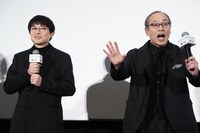 水川かたまり（左）の挨拶に負けじと「こーんにーちはー！」を繰り出す正名僕蔵（右）