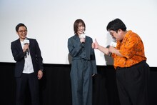 田中征爾（左）に「ナイス！」と声を掛ける鈴木もぐら（右）