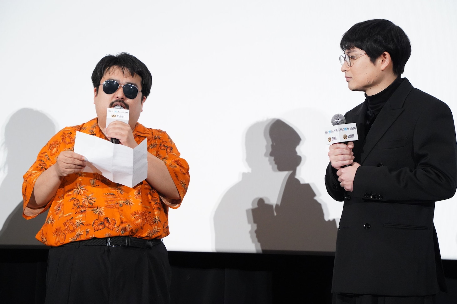 水川かたまり（右）に手紙を読む鈴木もぐら（左）