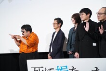 フォトセッション中にポーズを決める鈴木もぐら（左）