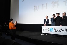 フォトセッション中に登壇者の写真を撮る鈴木もぐら（左）