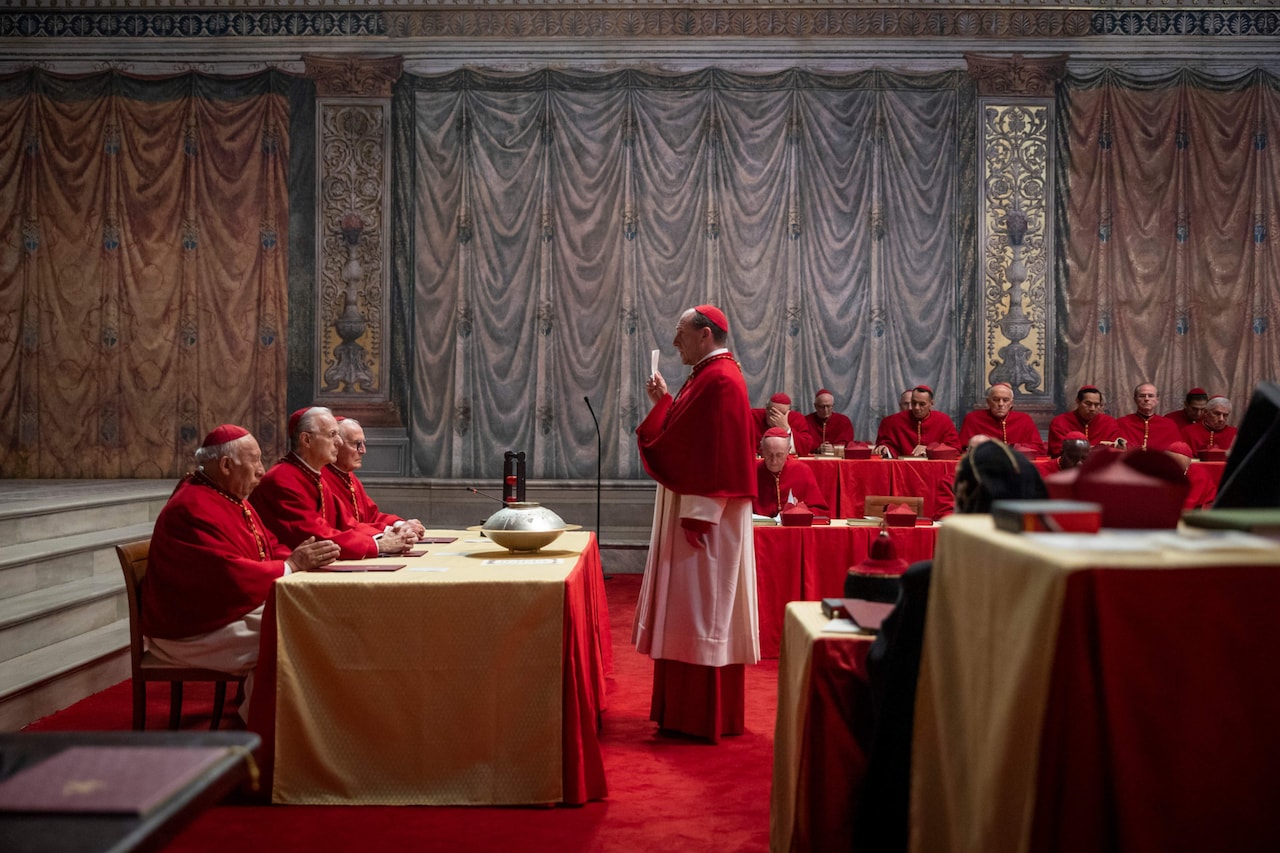 レイフ・ファインズ主演「教皇選挙」システィーナ礼拝堂での厳粛な投票シーン解禁