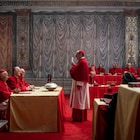 レイフ・ファインズ主演「教皇選挙」システィーナ礼拝堂での厳粛な投票シーン解禁