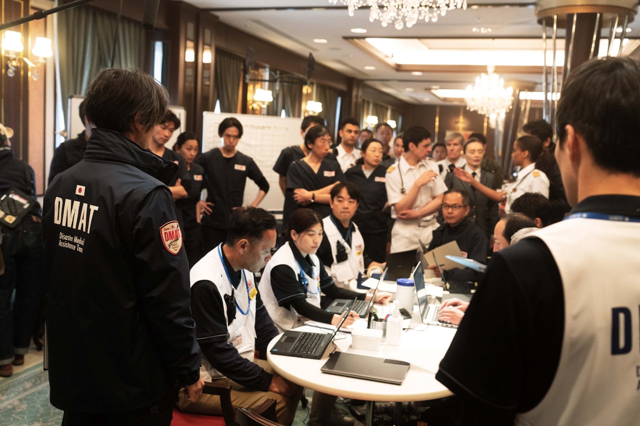 小栗旬ら出演「フロントライン」にはコロナ禍の日本が凝縮、増本淳・関根光才が制作を語る