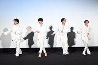 “魔法会議ダンス”を披露するキャストたち
