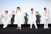 “魔法会議ダンス”を披露するキャストたち