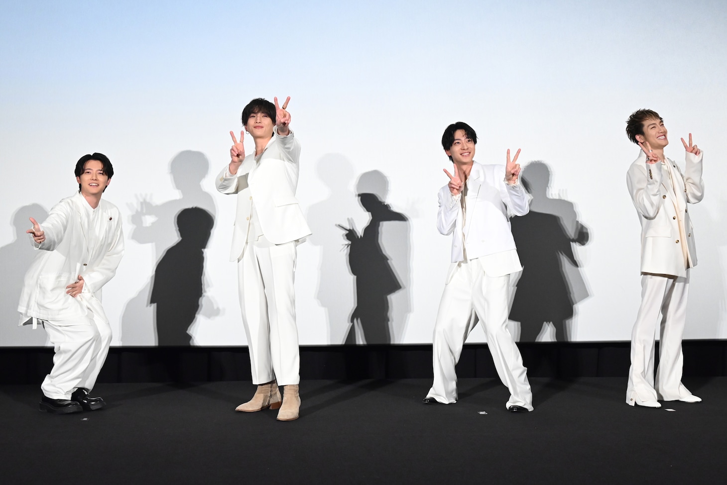 “魔法会議ダンス”を披露するキャストたち