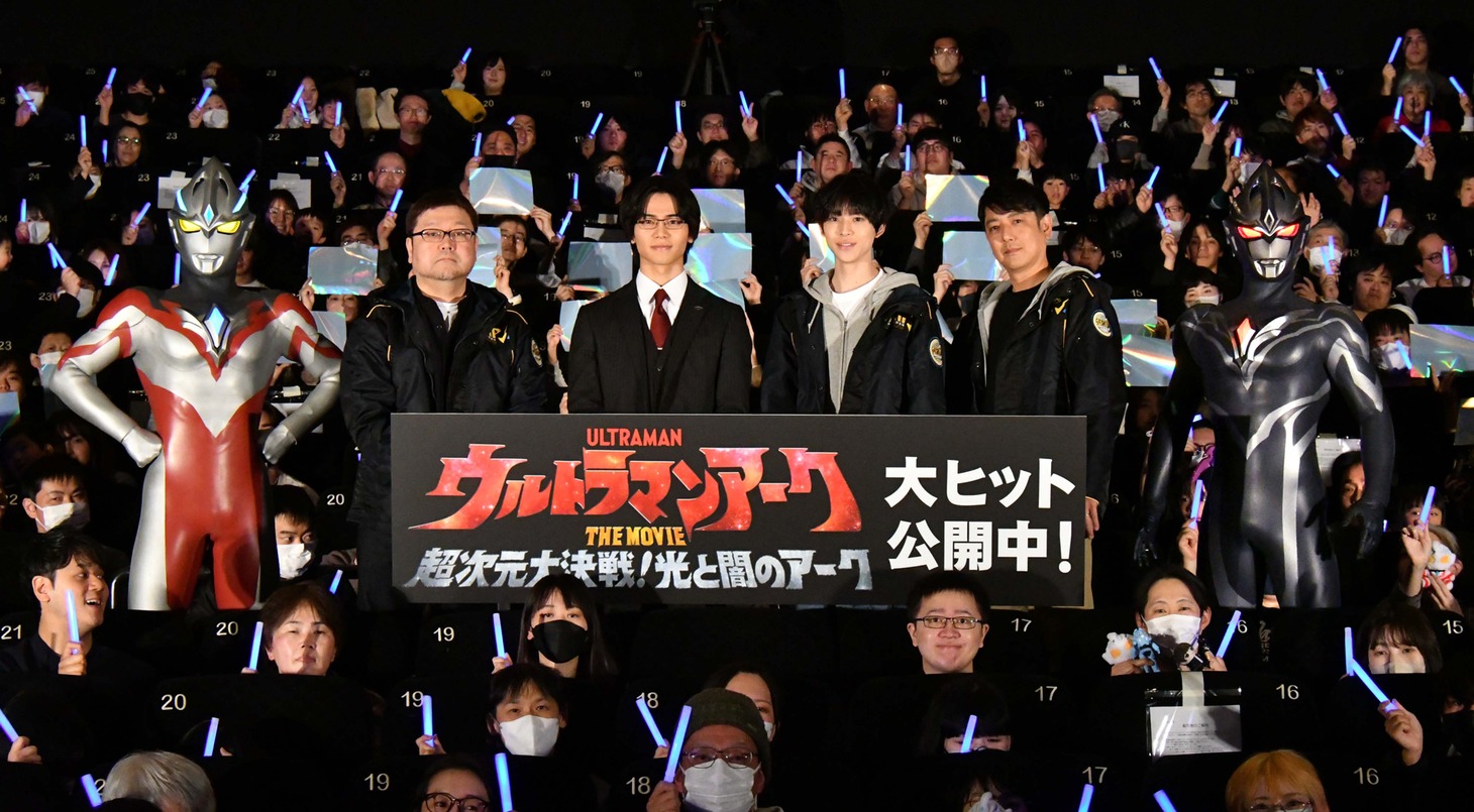 「ウルトラマンアーク THE MOVIE 超次元大決戦！光と闇のアーク」舞台挨拶の様子。左からウルトラマンアーク、辻本貴則、金田昇、戸塚有輝、西興一朗、ギルアーク