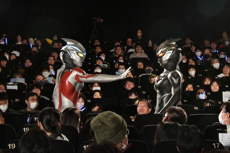 対峙するウルトラマンアーク（左）とギルアーク（右）