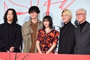 「ゆきてかへらぬ」公開記念舞台挨拶の様子。左からキタニタツヤ、岡田将生、広瀬すず、木戸大聖、根岸吉太郎