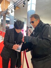 第75回ベルリン国際映画祭にて観客にサインする原田琥之佑
