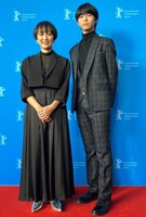 第75回ベルリン国際映画祭にて「海辺へ行く道」ワールドプレミアに出席した横浜聡子（左）、原田琥之佑（右）
