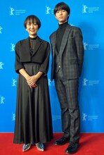 第75回ベルリン国際映画祭にて「海辺へ行く道」ワールドプレミアに出席した横浜聡子（左）、原田琥之佑（右）