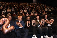 率先してピースするルイス・クー（中央）とジャーマン・チョン（右）