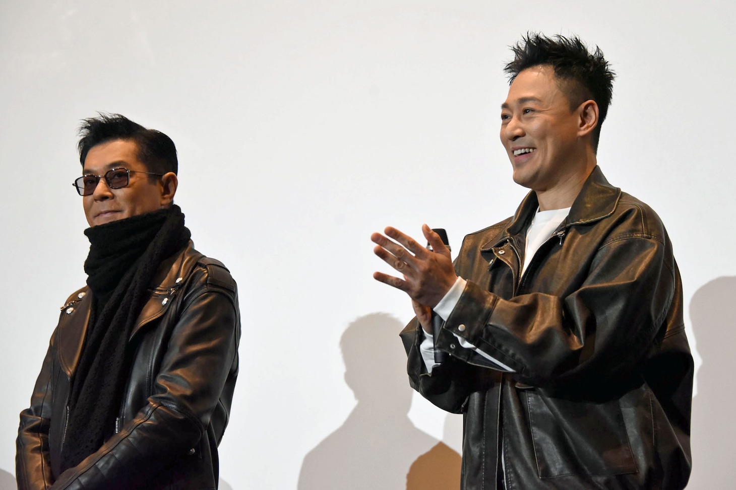 日本での興行収入2億円突破に喜ぶルイス・クー（左）とレイモンド・ラム（右）