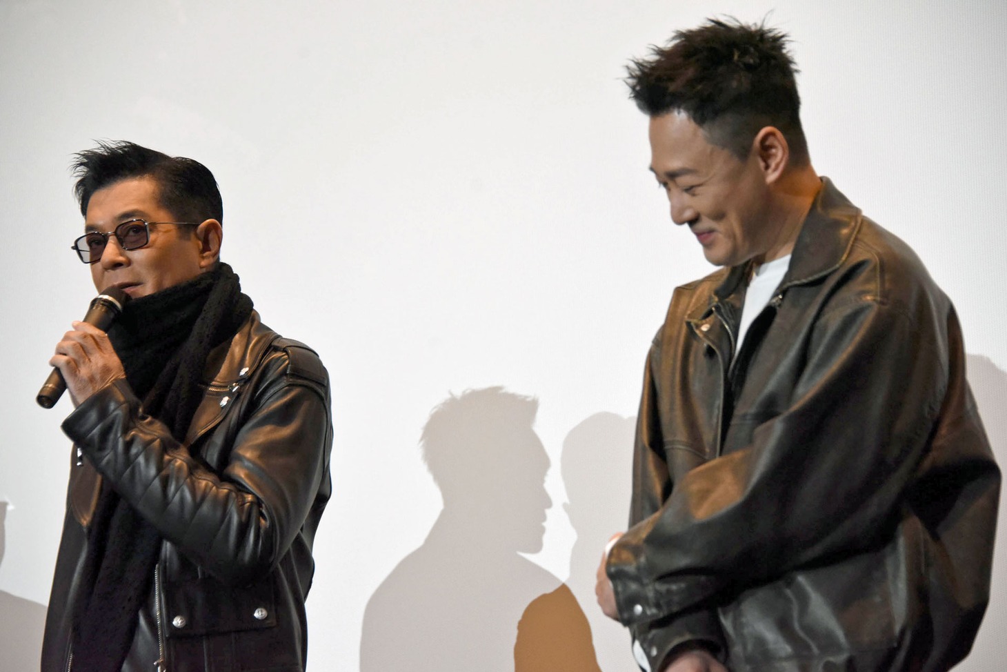 ルイス・クー（左）が披露した撮影裏話に苦笑するレイモンド・ラム（右）