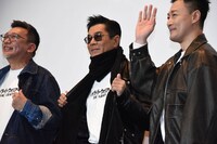 カメラに向けて特製スウェットをアピールするルイス・クー（中央）