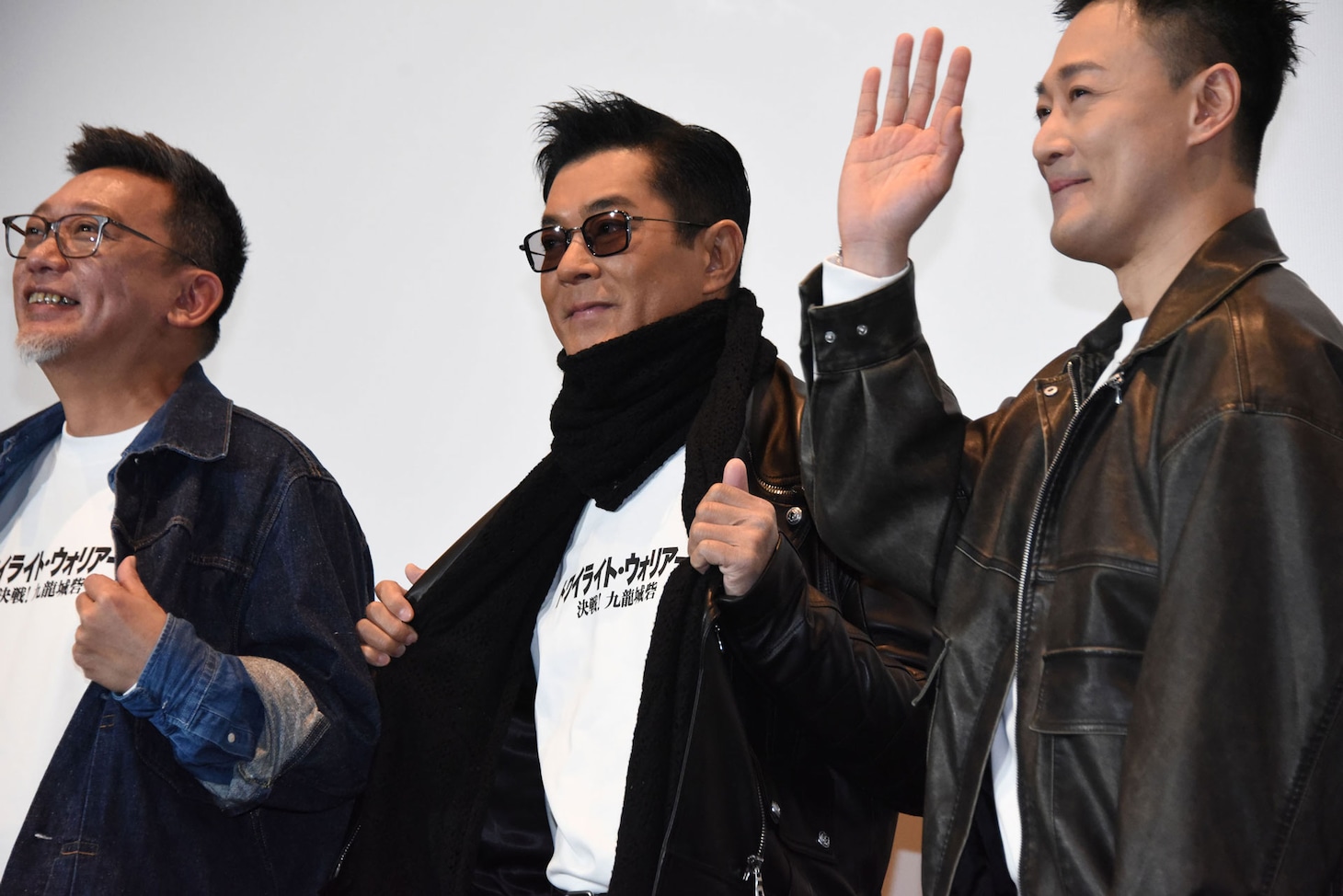 カメラに向けて特製スウェットをアピールするルイス・クー（中央）