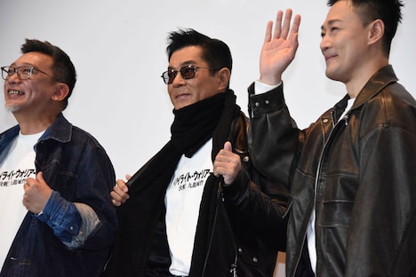 カメラに向けて特製スウェットをアピールするルイス・クー（中央）