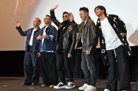 カメラに手を振る登壇者たち