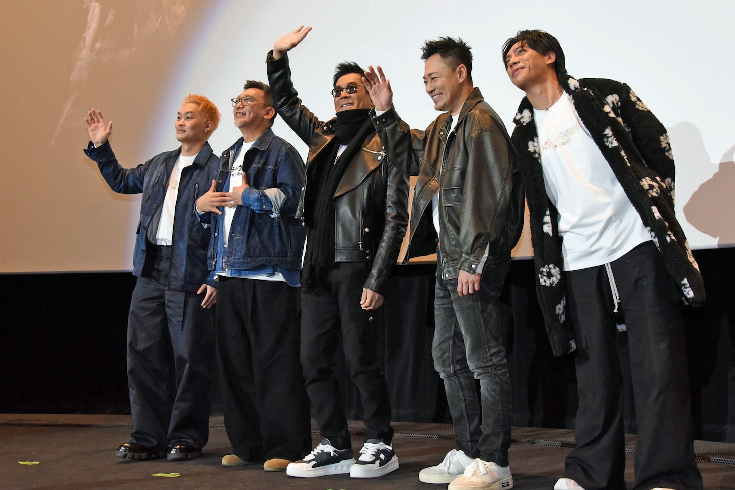 カメラに手を振る登壇者たち