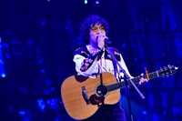 石崎ひゅーい「さよならエレジー」パフォーマンスの様子