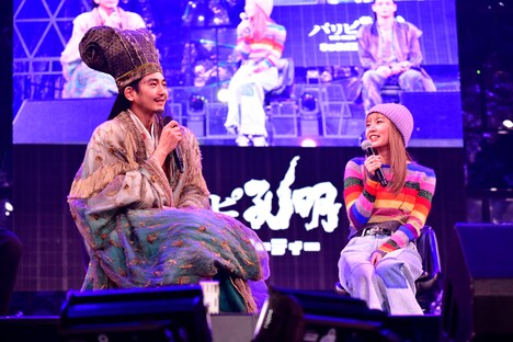 左から諸葛孔明役の向井理、月見英子 / EIKO役の上白石萌歌