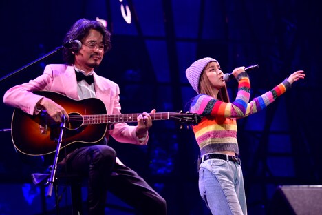 EIKO（上白石萌歌）＆スティーブ・キド（長岡亮介）「Time Capsule Acoustic ver.」「DREAMER Acoustic ver.」パフォーマンスの様子