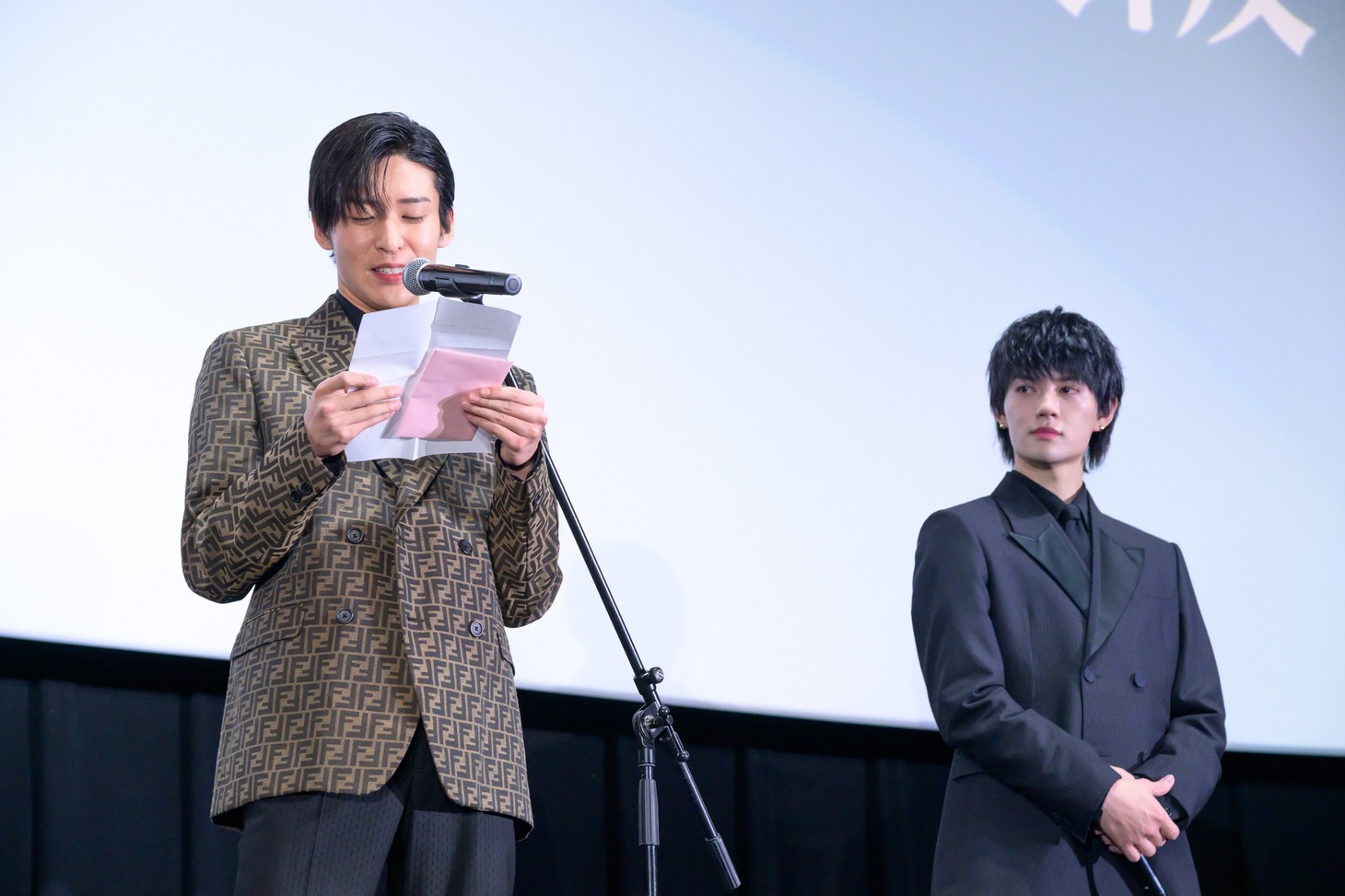 手紙を読む目黒蓮（左）と佐野勇斗（右）
