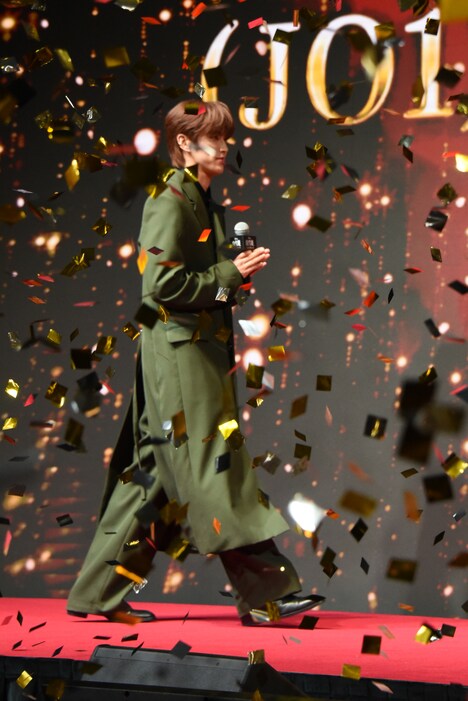 大量の紙吹雪を浴びながらステージに上がった河野純喜