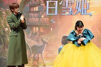 河野純喜（左）の「姿勢も“優しい”」発言に、笑いが止まらない吉柳咲良（右）