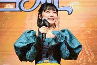 マーク・ウェブからのメッセージに感激する吉柳咲良