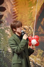 バルーンを割るためのスティックを見つめる河野純喜