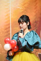 バルーンを割るためのスティックを見つめる吉柳咲良