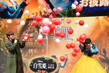 巨大バルーンを割った瞬間の河野純喜（左）と吉柳咲良（右）