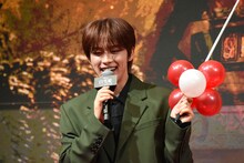 笑顔でバルーンを割った河野純喜