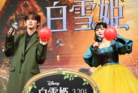 バルーンを手に、生配信用のカメラに手を振る河野純喜（左）と吉柳咲良（右）