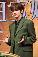 フォトセッション時、サムズアップ、ピースなど静かにいろいろなポーズを披露していた河野純喜