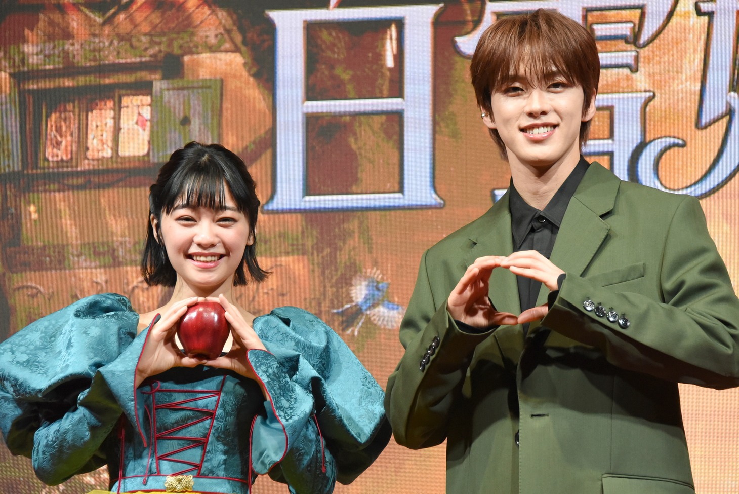 「白雪姫」“プレミアム吹替版”ジョナサン役声優お披露目イベントの様子。左からりんごを持った吉柳咲良、りんご風のポーズをした河野純喜