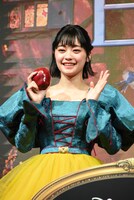 笑顔で手を振る吉柳咲良